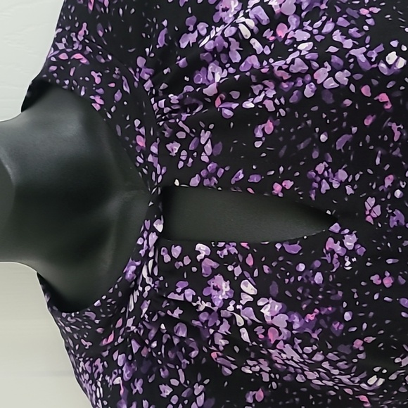 Laura plus purple blossom sleeveless top in 1X, - Picture 2 of 5